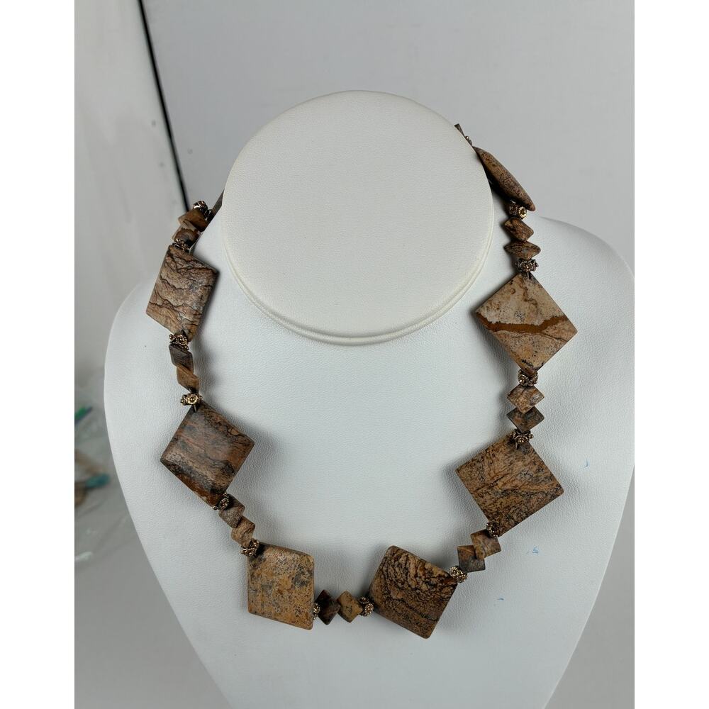 Necklace/Chocker Chunky/Small Square Stone Variegated Brown Mag. Barrel Closure